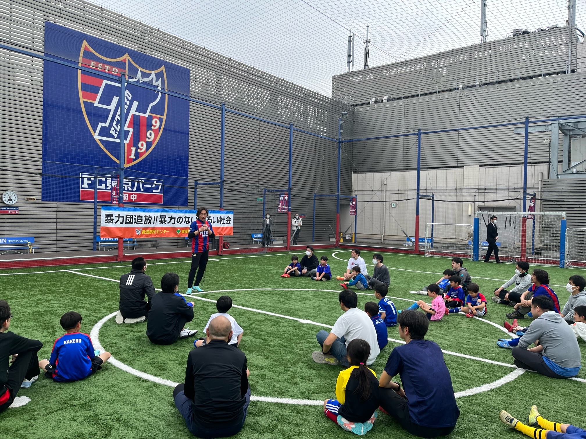 サッカー教室参加者との集合写真