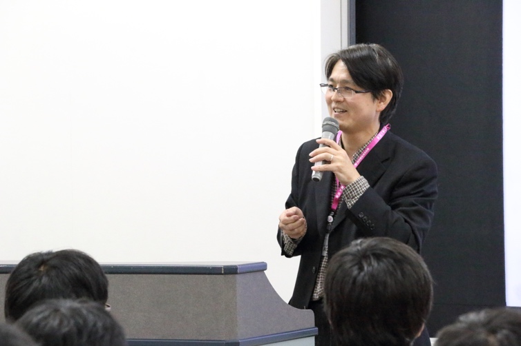 講演中の写真