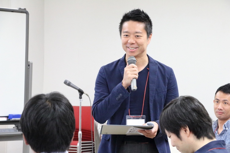 講演中の写真