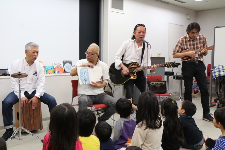スペシャルゲストのパパ’s絵本プロジェクトの安藤さん、田中さんが音楽と絵本を組み合わせたライブ