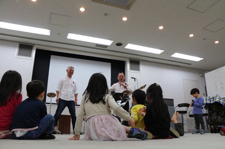 スペシャルゲストのパパ’s絵本プロジェクトの安藤さん、田中さんが音楽と絵本を組み合わせたライブ