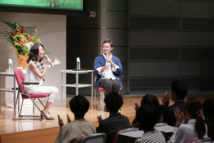 タレントのつるの剛士さんと天野ひかりさんとのトークショー