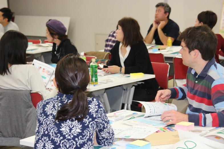 高橋ゆきさんの話を聞く参加者の写真