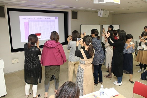 スライド資料を撮る参加者