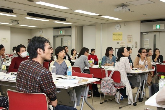 トークを聞く参加者